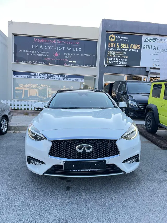 2016 INFINITI Q30 — photo 2 of 9