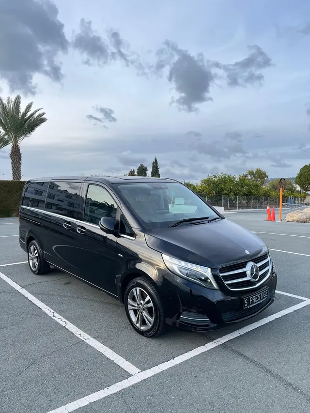 2017 Mercedes-Benz V220d Long — photo 2 of 12