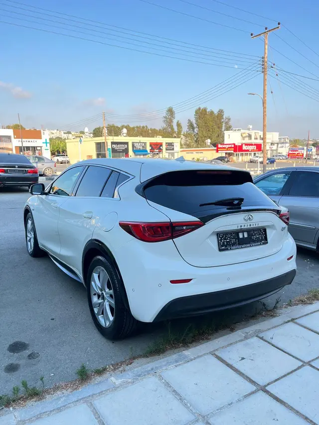 2016 INFINITI Q30 — photo 3 of 9