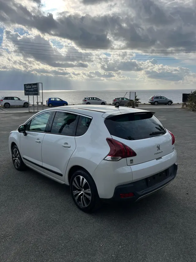 2015 Peugeot 3008 Hybrid4 — photo 3 of 8