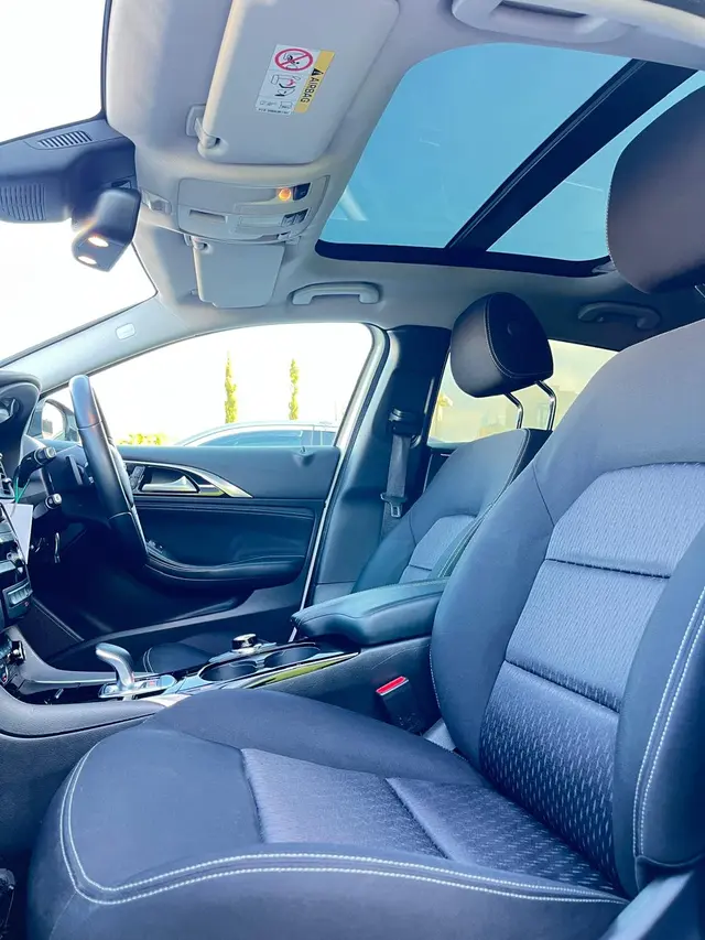 2016 INFINITI Q30 — photo 5 of 9