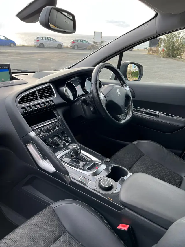 2015 Peugeot 3008 Hybrid4 — photo 6 of 8