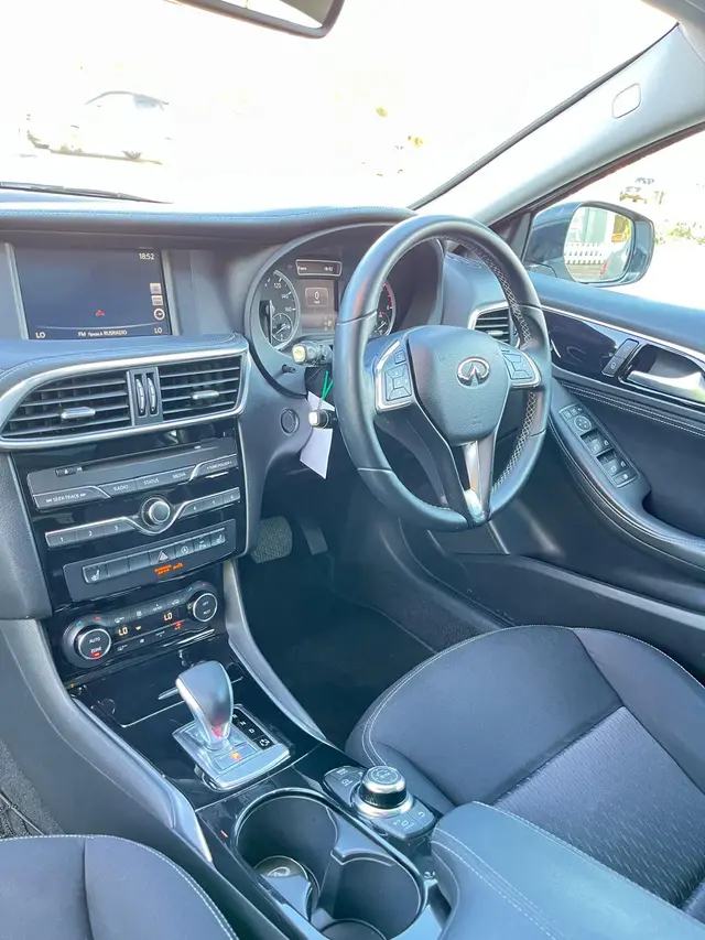 2016 INFINITI Q30 — photo 6 of 9