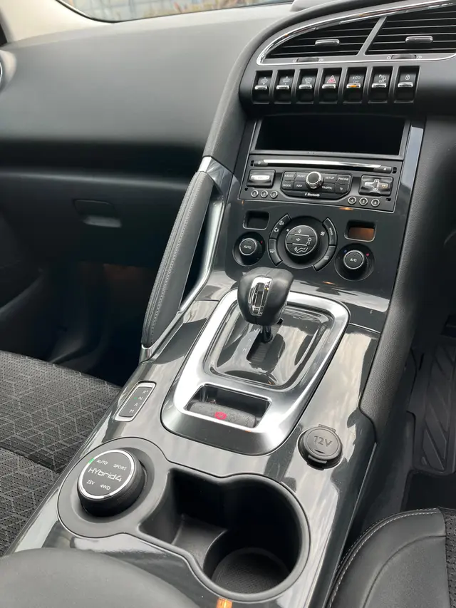 2015 Peugeot 3008 Hybrid4 — photo 7 of 8