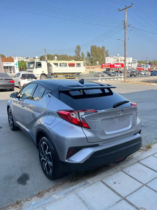 2017 Toyota C-HR — photo 3 of 4