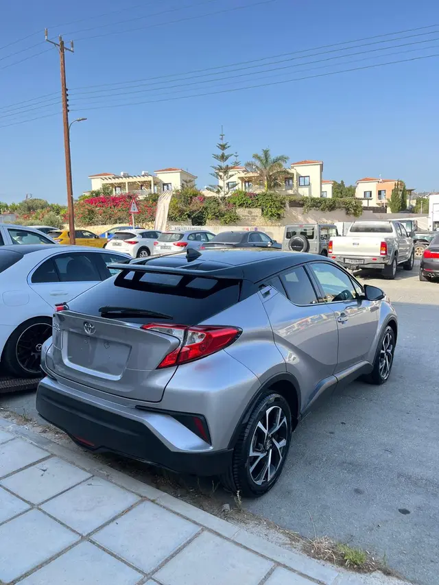 2017 Toyota C-HR — photo 4 of 4