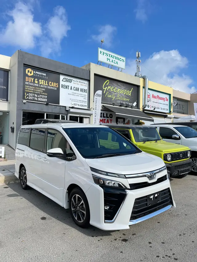 2021 Toyota Voxy — photo 2 of 8