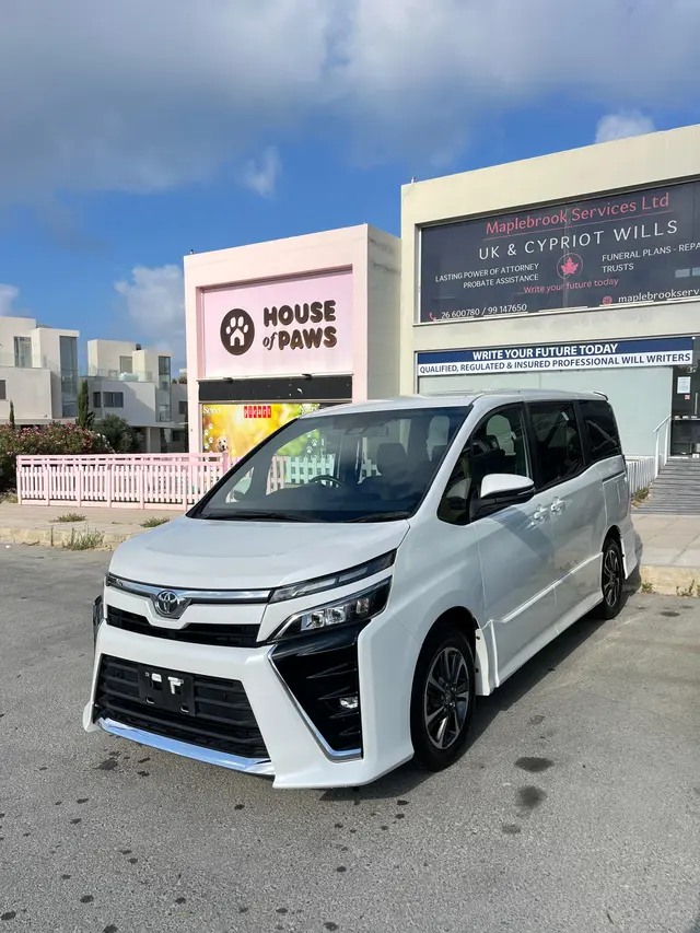 2021 Toyota Voxy — photo 3 of 8
