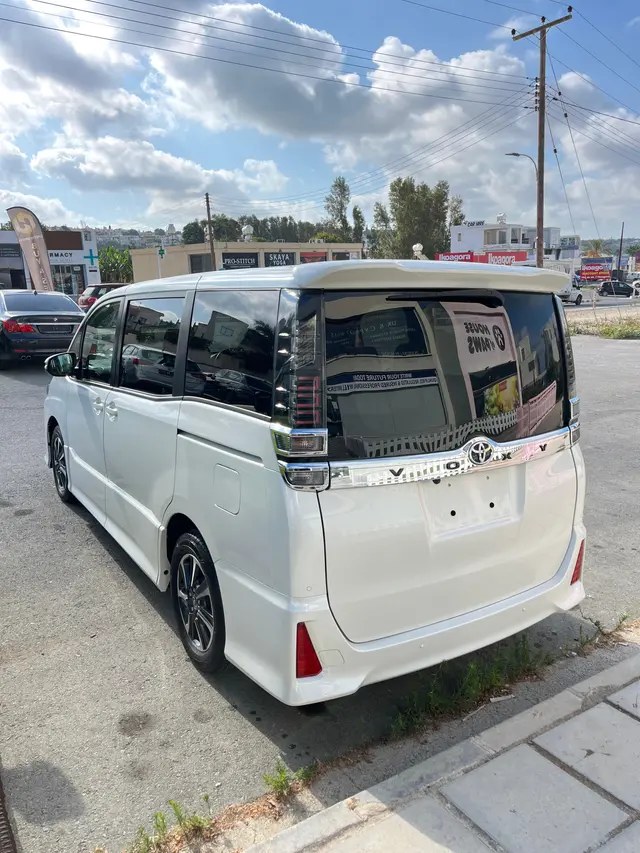 2021 Toyota Voxy — photo 4 of 8