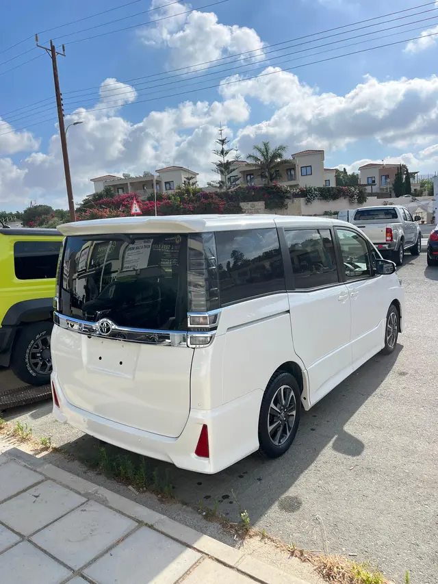 2021 Toyota Voxy — photo 5 of 8