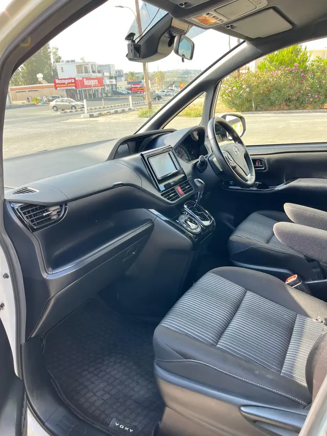2021 Toyota Voxy — photo 6 of 8