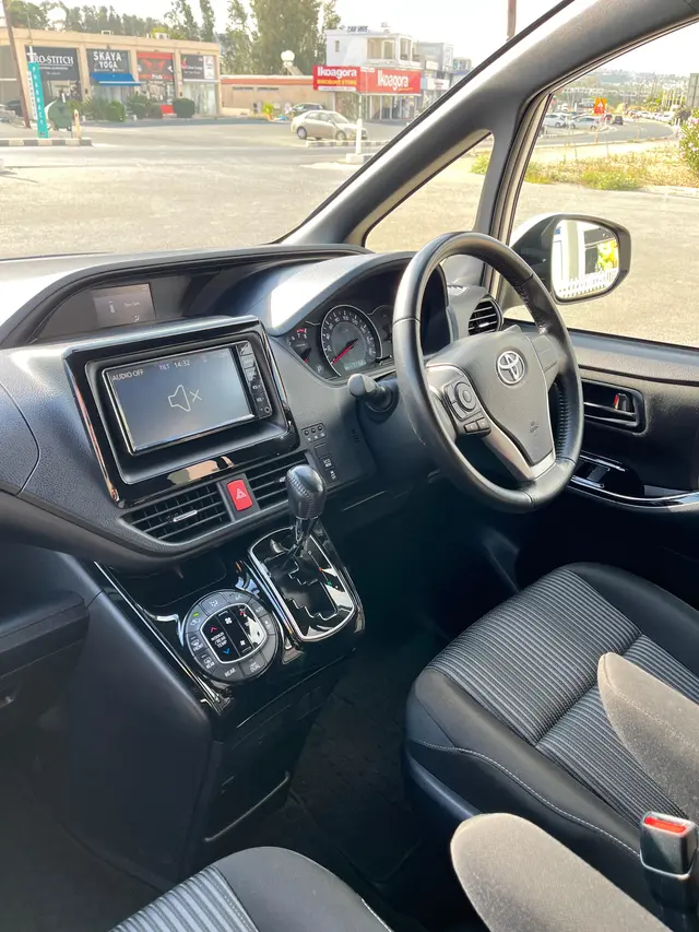 2021 Toyota Voxy — photo 7 of 8