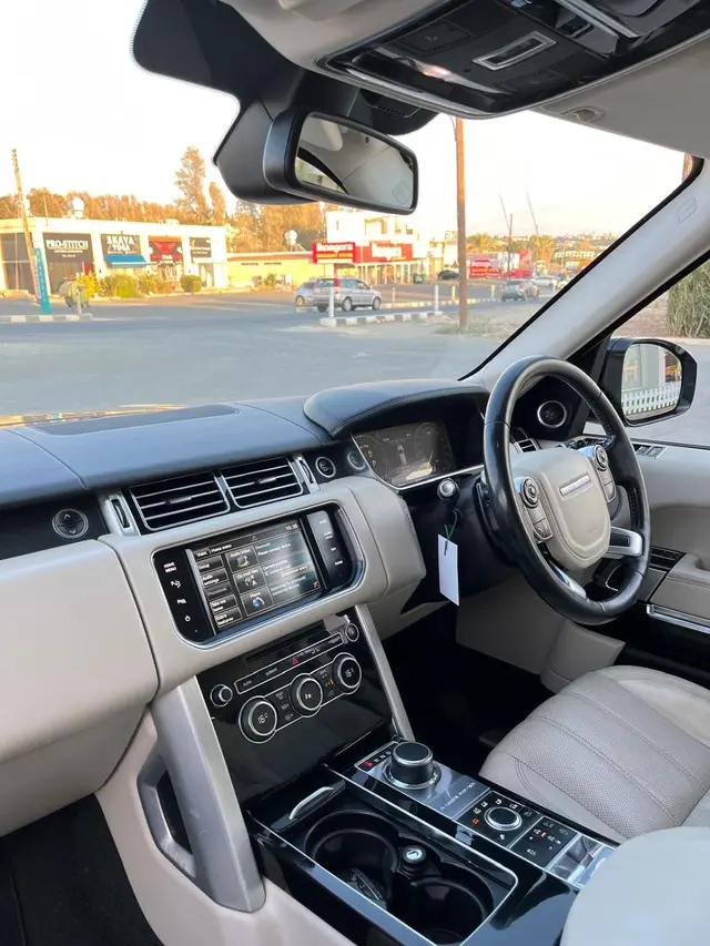 2015 Range Rover Vogue — photo 6 of 7
